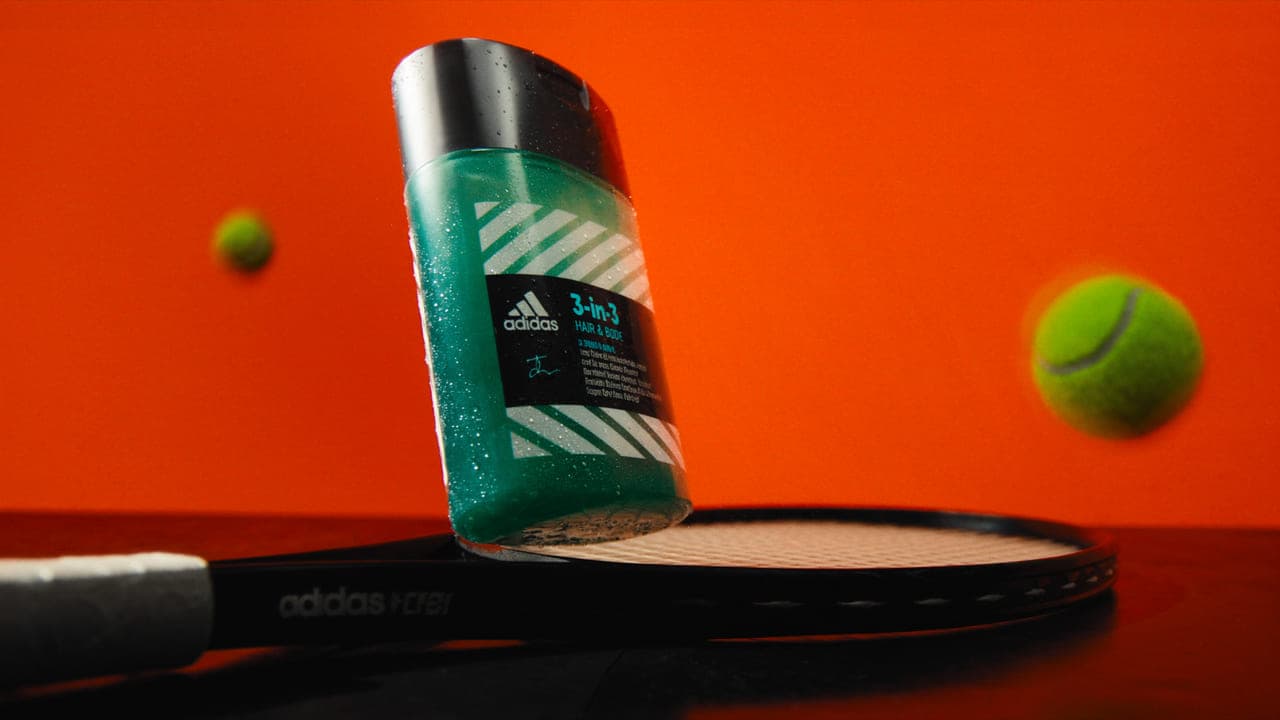 Packshot żelu na rakiecie tenisowej